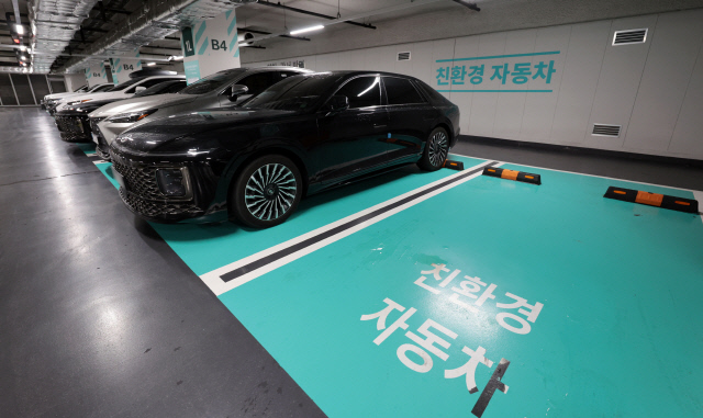 지난 6일 서울 시내의 한 친환경자동차 전용주차구역에 주차된 하이브리드 차량 모습. <연합뉴스>